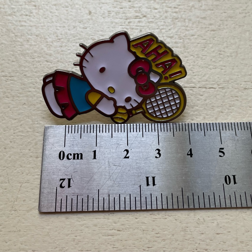 Hello Kitty pin - Picture 3 of 3